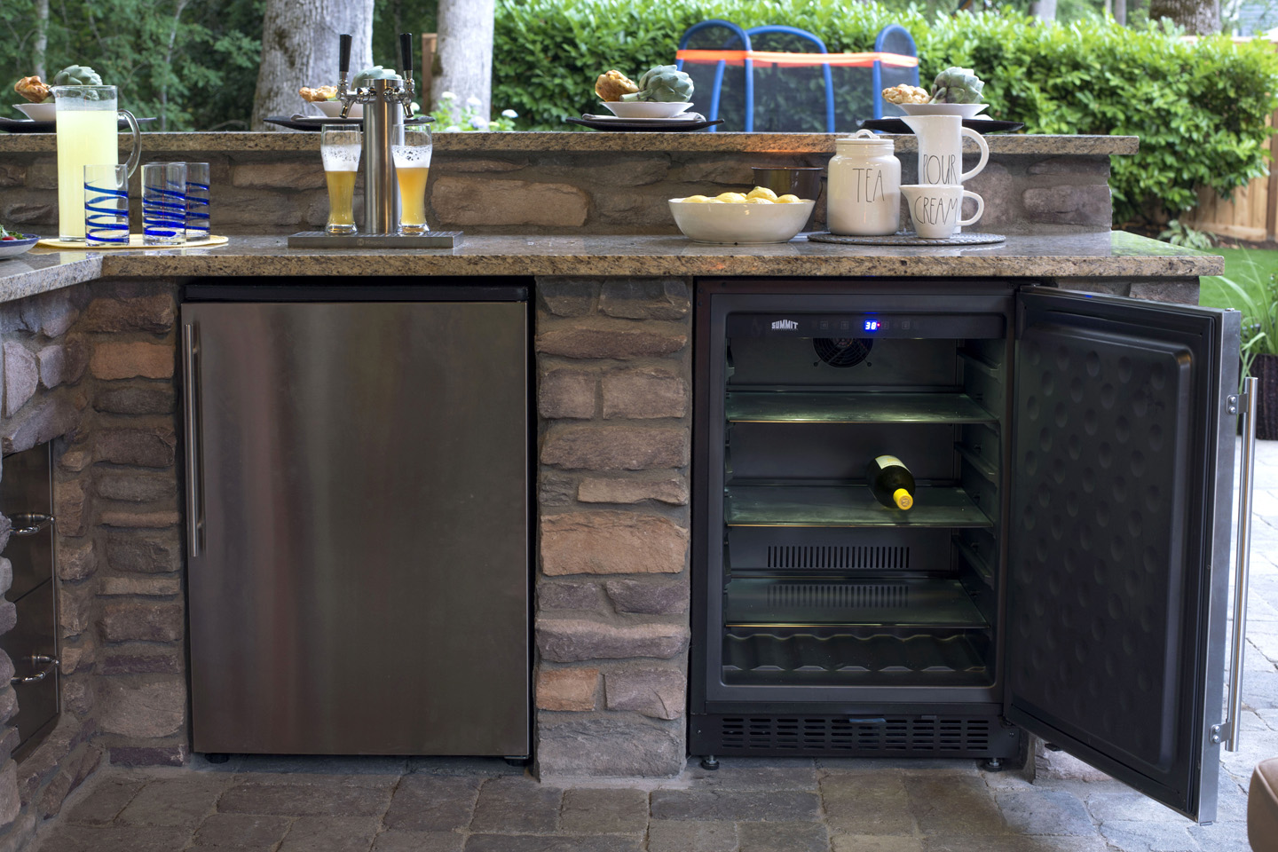 Outdoor Kitchen w/beer tap & wine cooler